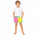 Junge trägt farbenfrohe Badeshorts in Blockfarben mit bequemer Passform, stilvolle Kinder-Strandbekleidung zum Schwimmen und für Sommeraktivitäten.